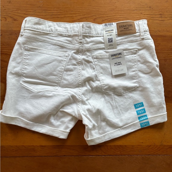NWT Signature by Levi Strauss Women's White Jean Shorts - Picture 3 of 3